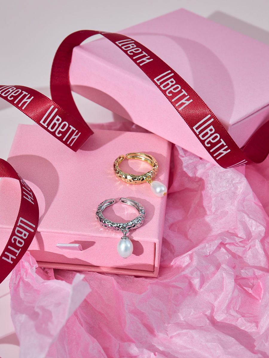 кольца с коробками на розовом фоне тематическая съемка