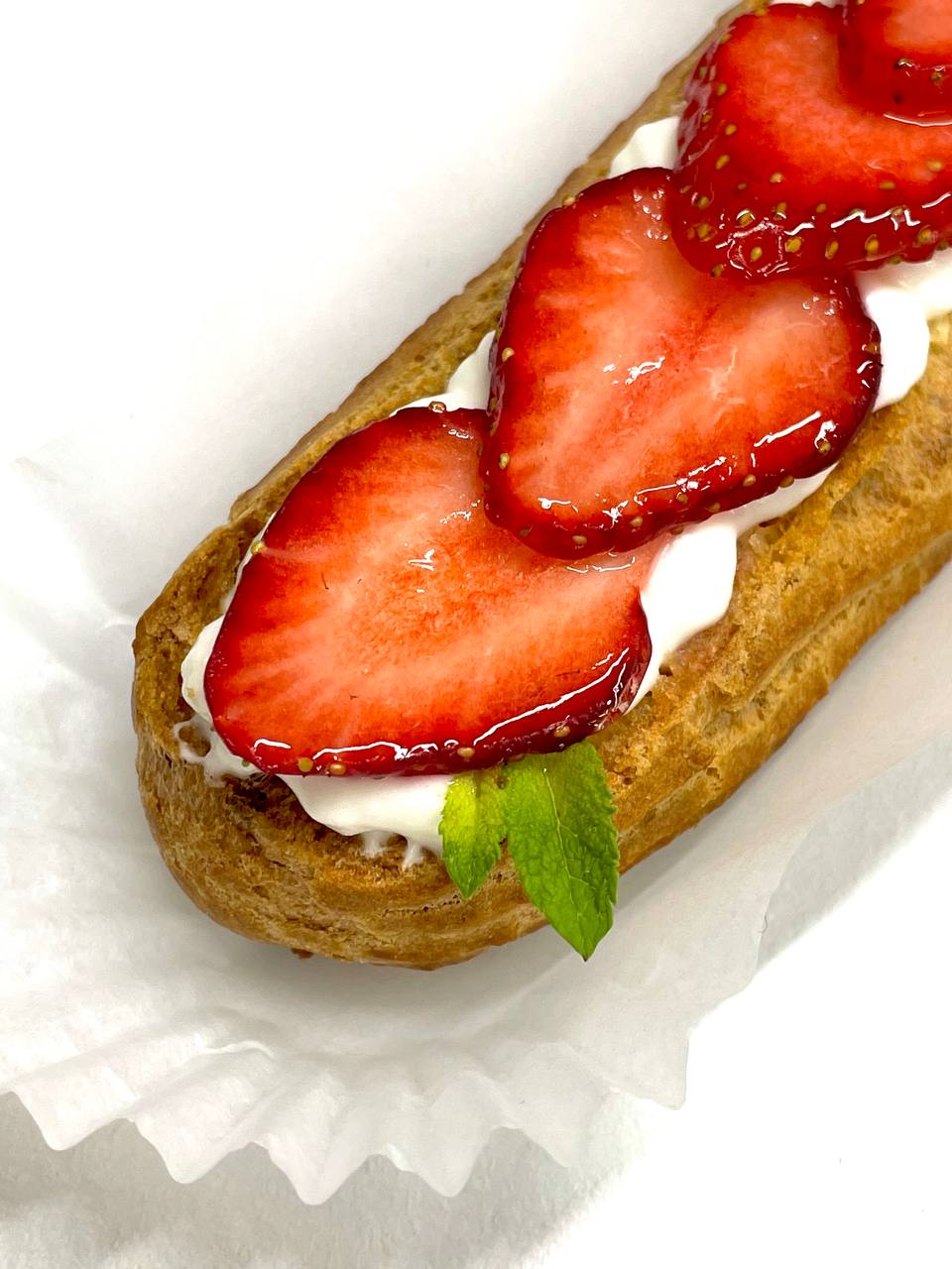 Авторский эклер с клубникой