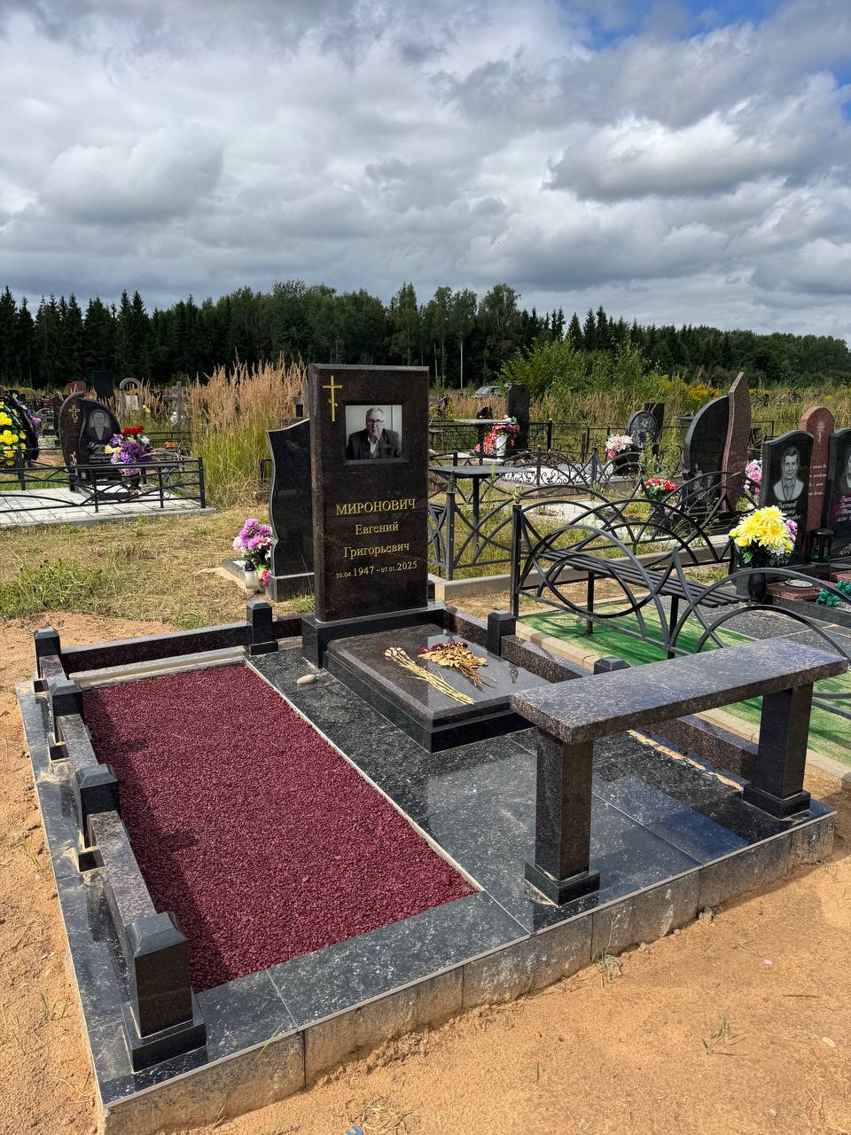 Комбинированный памятник из двух сортов гранита