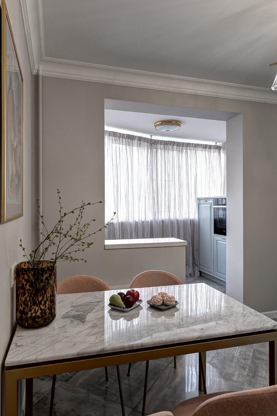 Новая Москва - Дизайн интерьера кухни с видом на лоджию