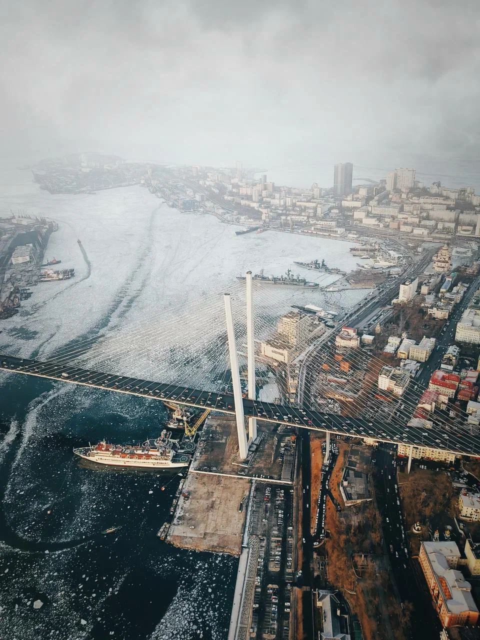 Панорама города из кабины во время прогулки на вертолете по Владивостоку