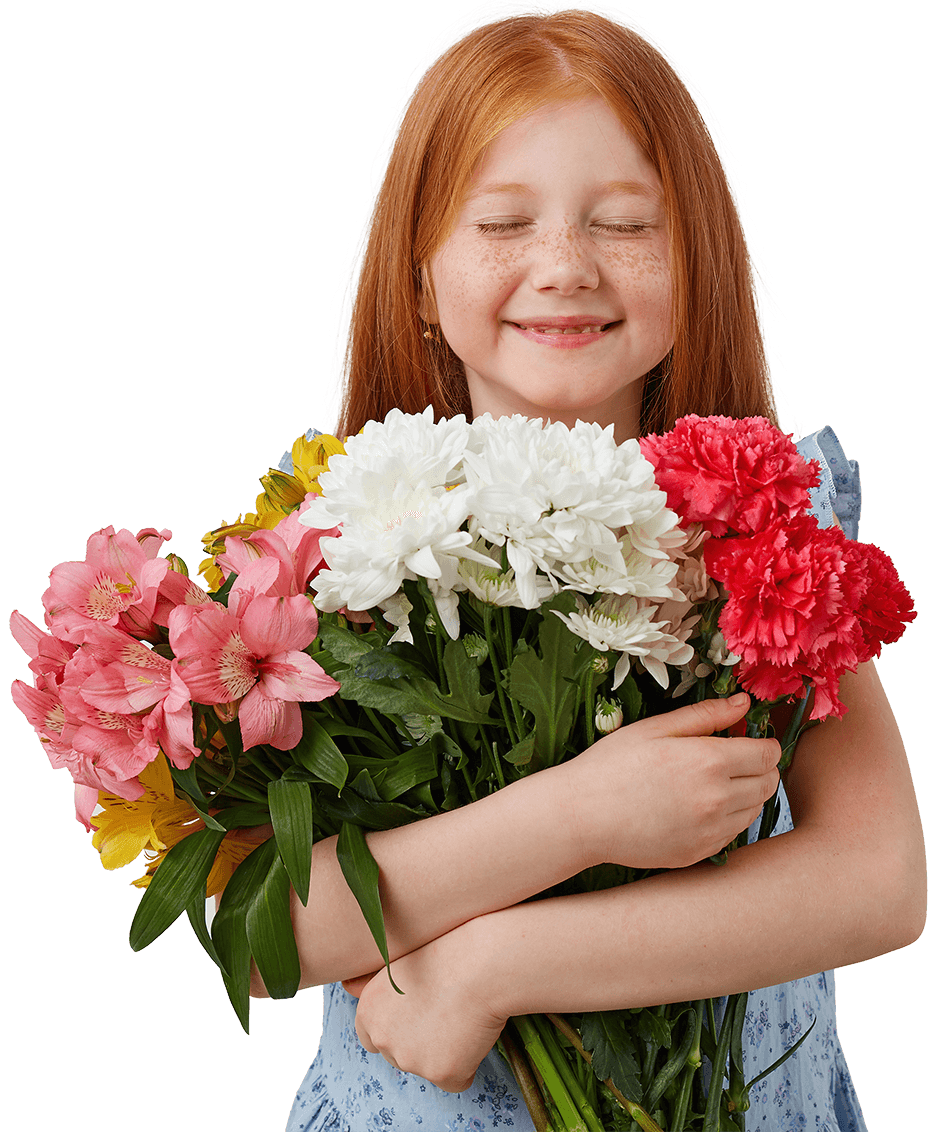 Слушать девушкам дарят цветы. Дети с цветами. Девочка дарит букет цветов. Девочка с цветочком. Девушке дарят букет.