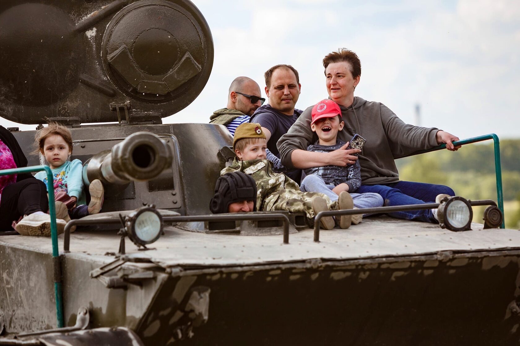 Гатчинское шоссе 52 танковый парк. Стальной десант гатчинское шоссе танковый парк. Гатчинское шоссе 52 танковый парк. Гатчина танковый парк. Танковый парк стальной десант в красном селе.