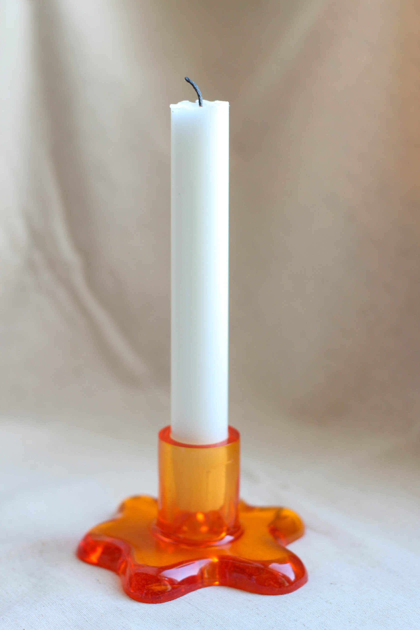 Подсвечник из эпоксидной смолы оранжевый