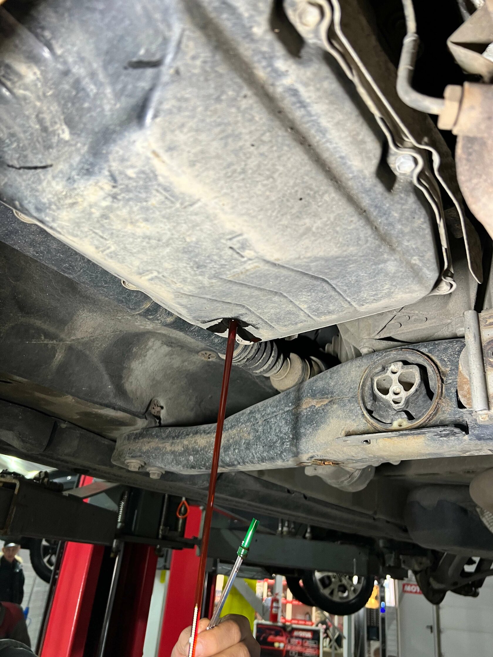 Выкручивание контрольного стакана АКПП