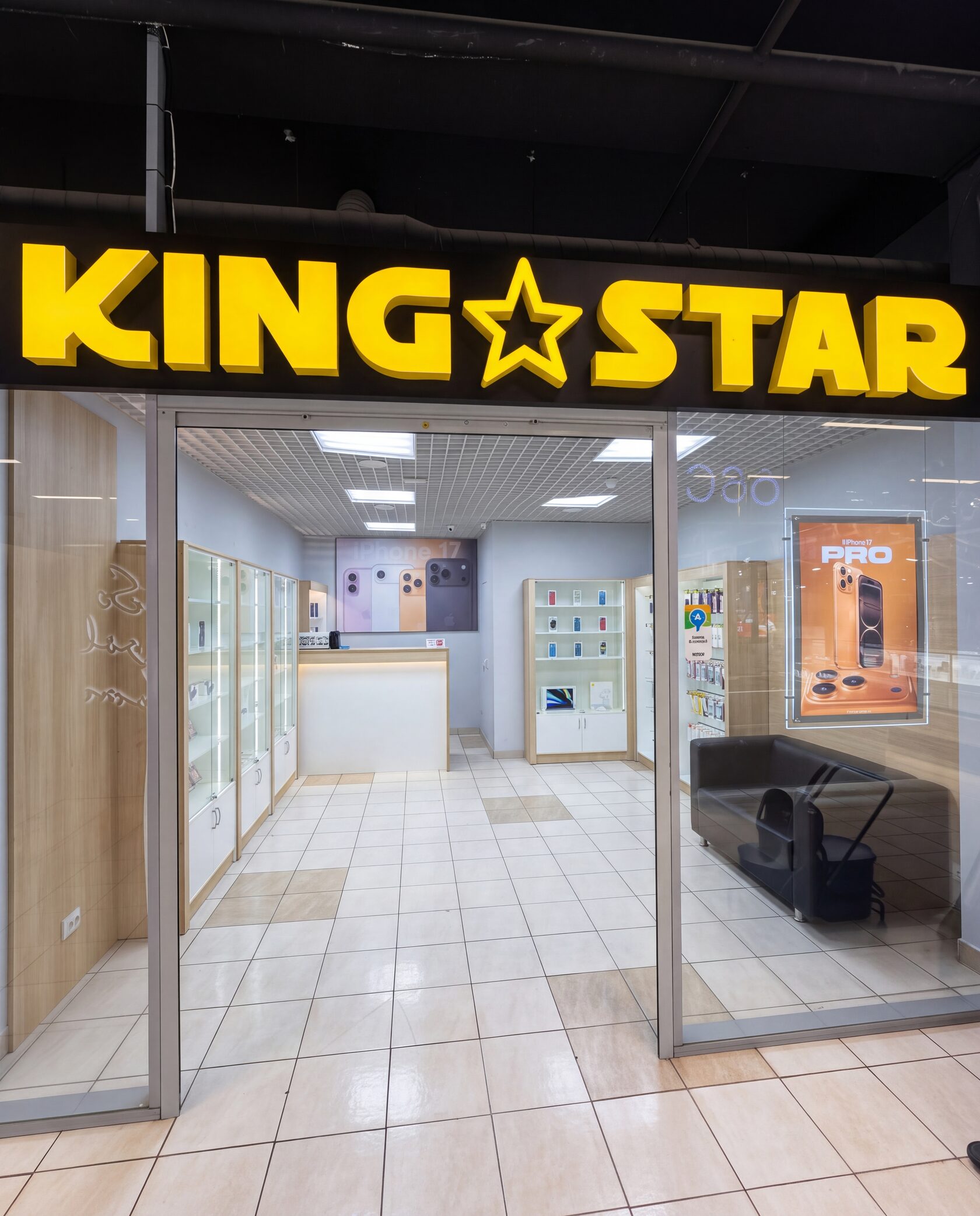 Интерьер магазина KingStore в ТЦ Муравей