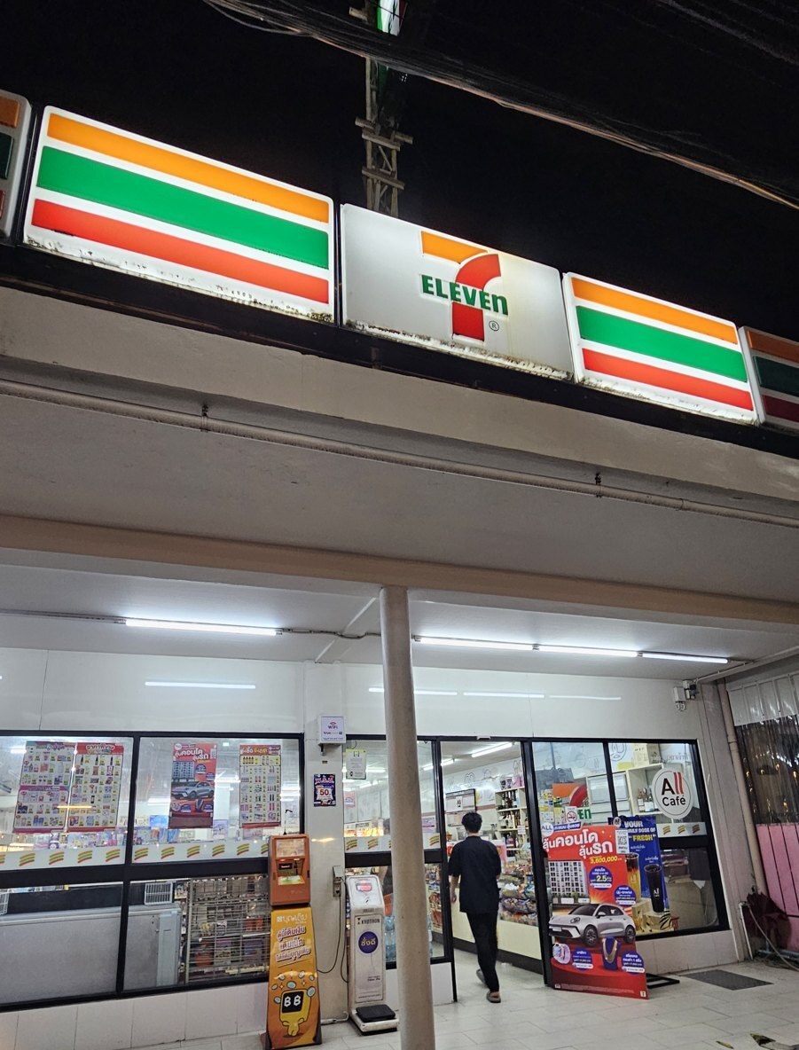 7-Eleven на Пхукете ночью, вывеска магазина