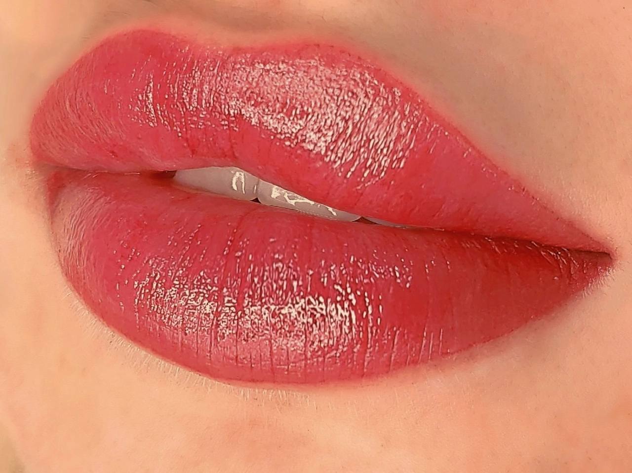 I like lips. Mac губная помада Lipstick Frost 303 bombshell. Розовый блеск для губ. Розовый блеск для губ на губах. Макияж с красными губами.