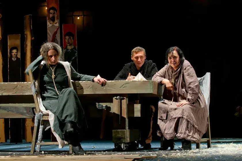 Спектакль Господа Головлевы в Никитинском театре Воронеж, драматическая сцена.