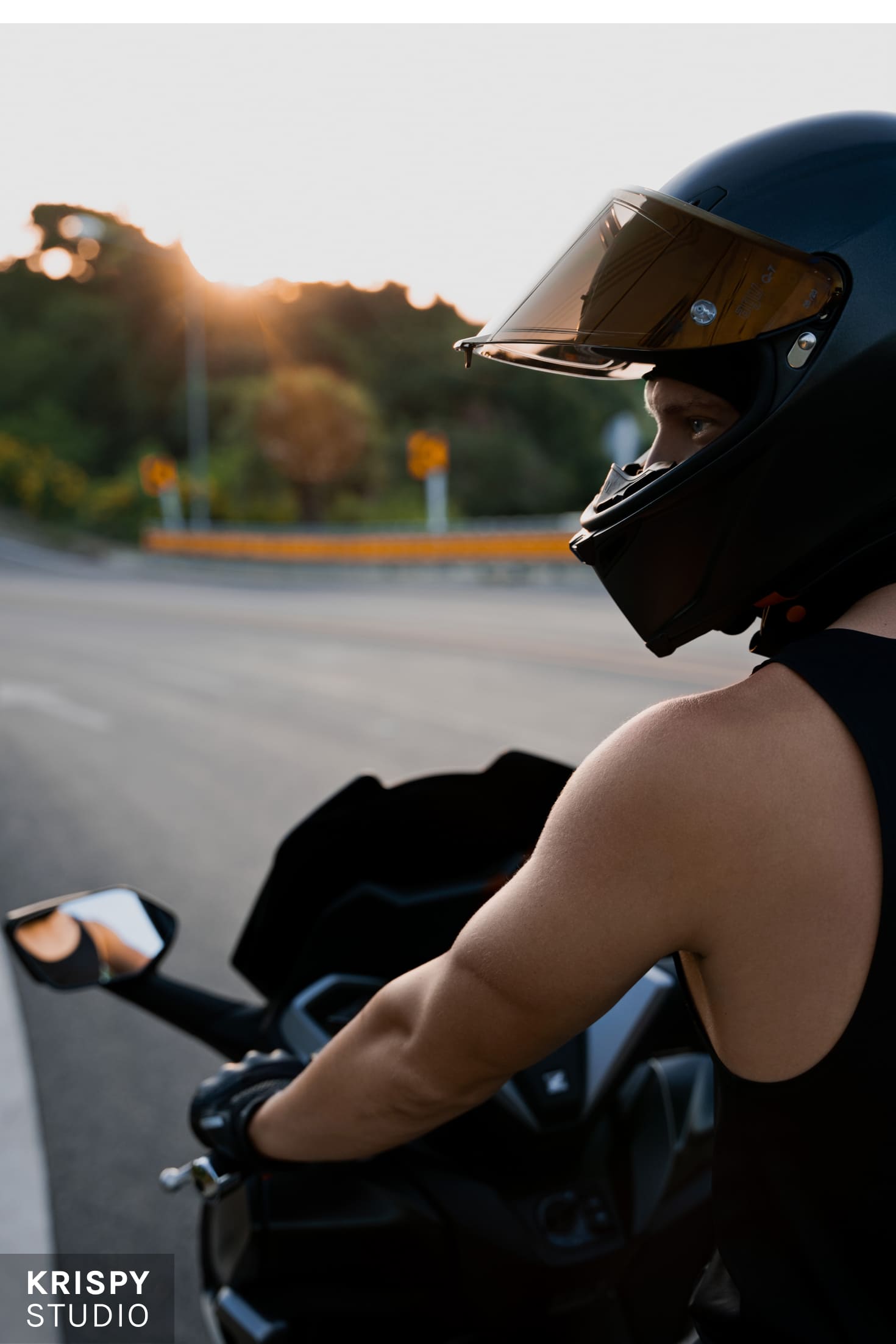 Мужская фотосессия на байке на фоне заката