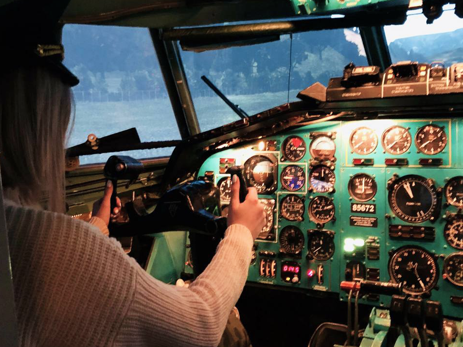 фото парня и девушки на романтическом свидании в публичном месте