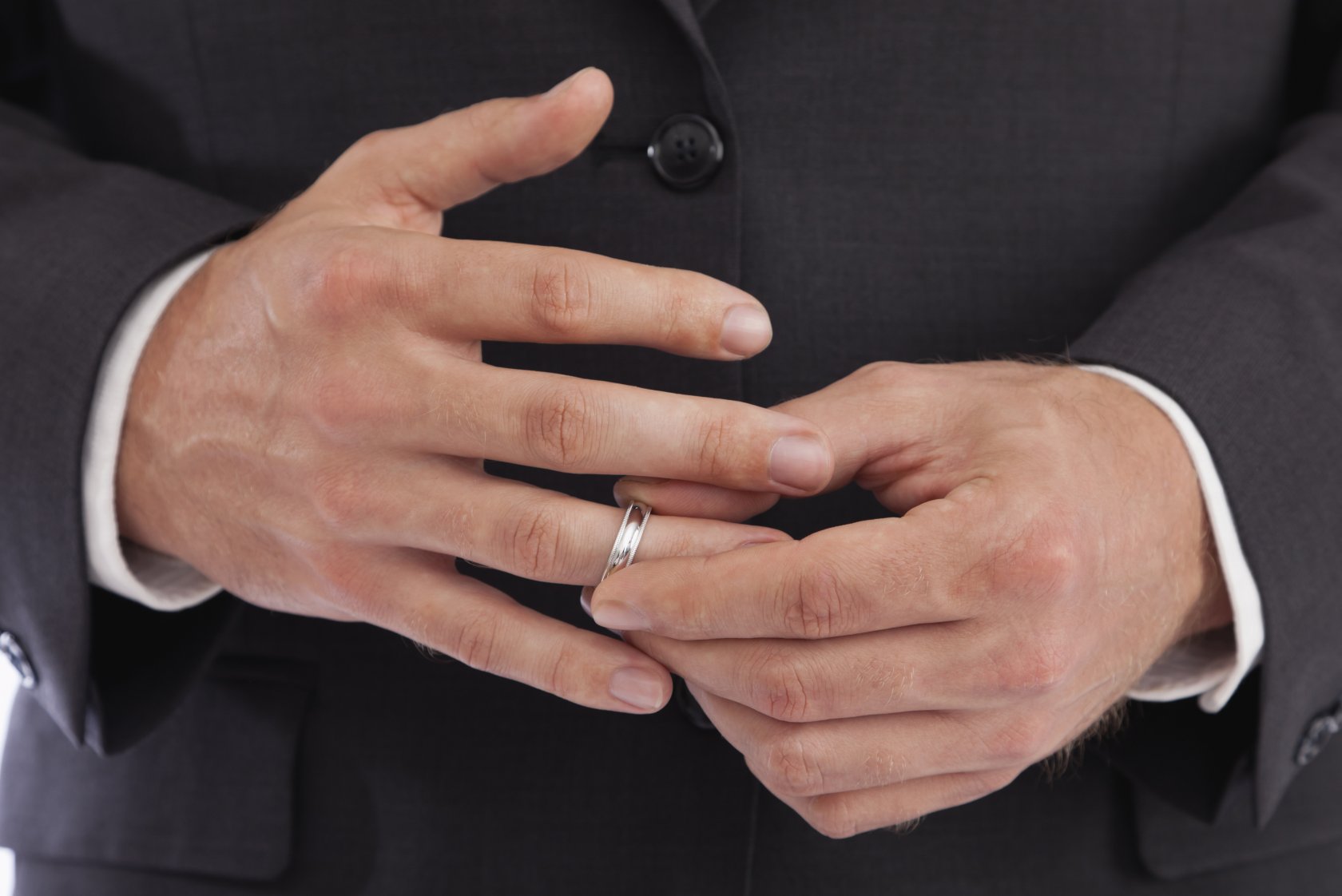 Кольцо на руке мужчины