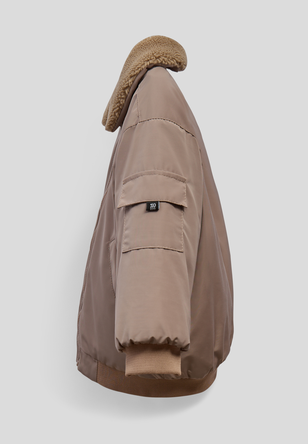 фото детской бежевой куртки сбоку на белом фоне