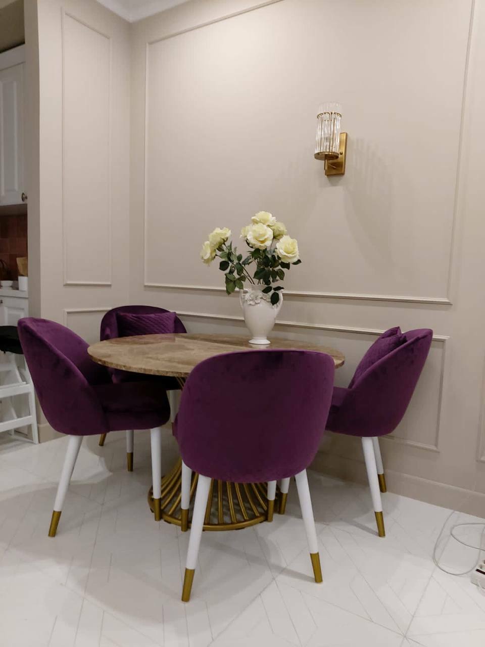 Дизайнерские стулья Remy с золотыми наконечниками в интерьере клиентов