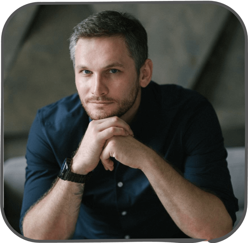 брутальный парень портрет в синей рубашке на серо-зеленом фоне