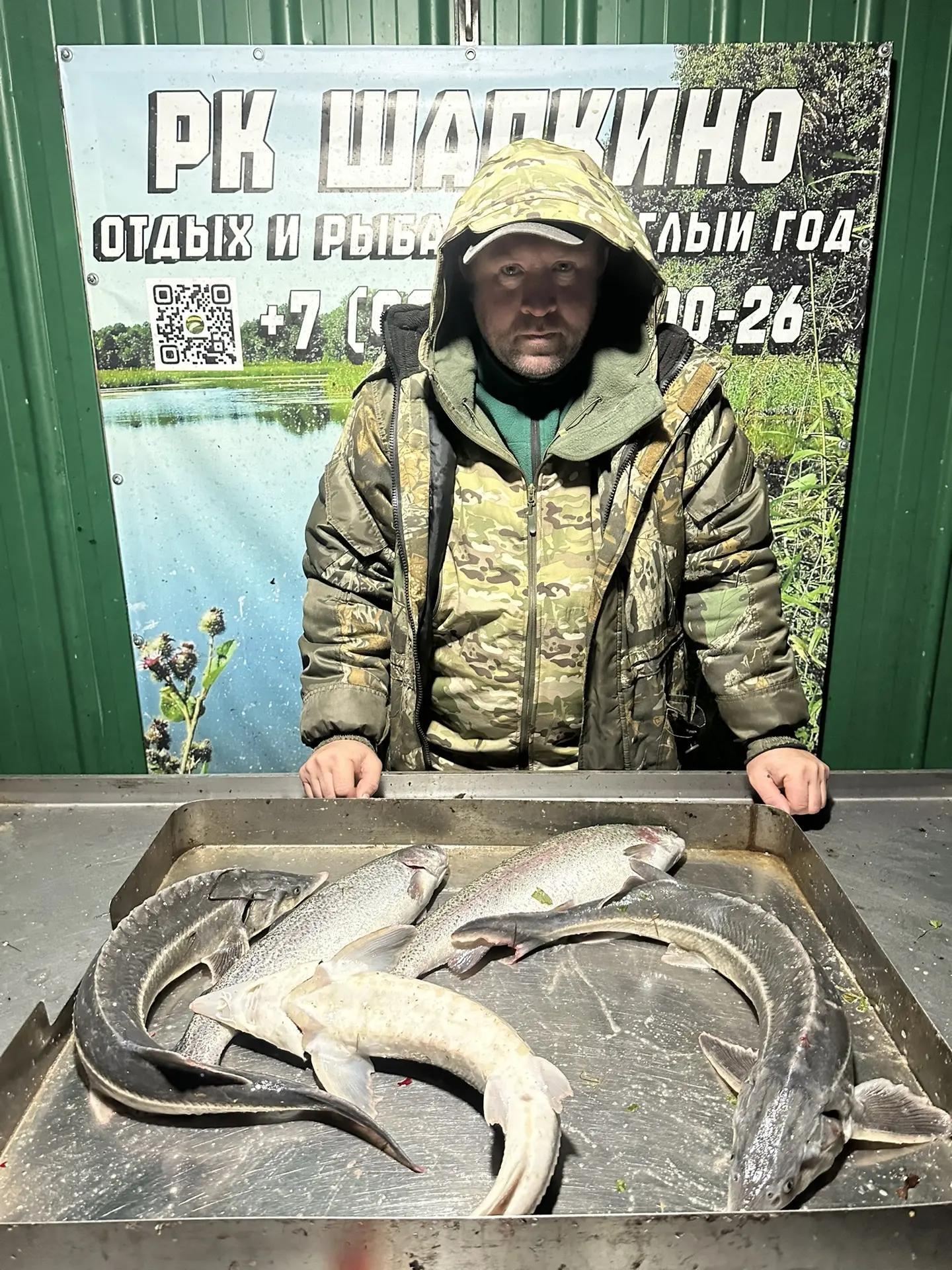 Рыбак с подносом рыбы у РК Шапкино