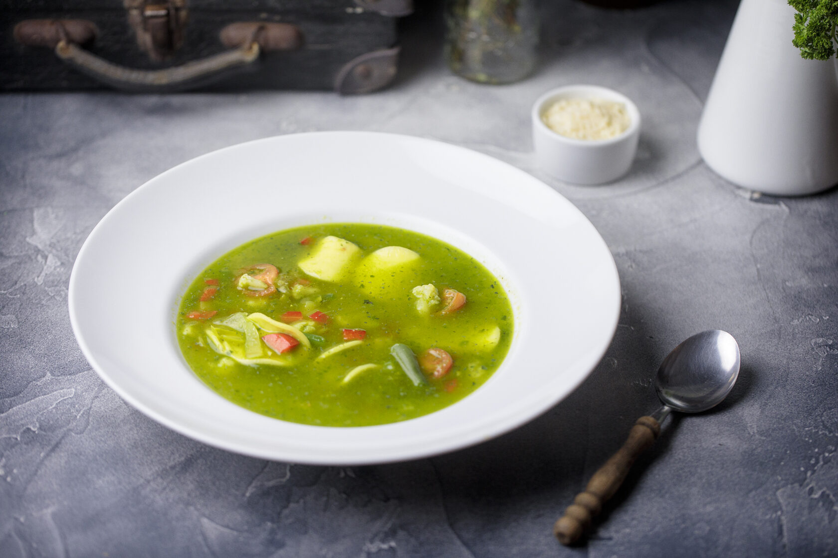 Суп с овощами калорийность. Овощной суп минестроне. Суп минестроне постный. Суп минестроне из овощей. Зелёное масло и овощной суп.