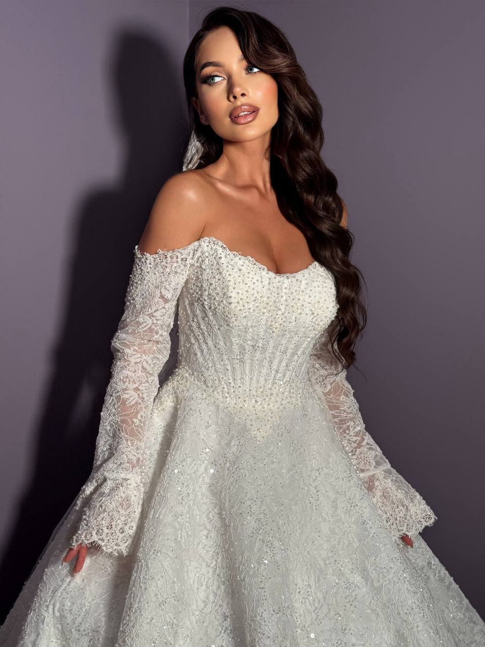 платье свадебное с рукавами и открытыми плечами