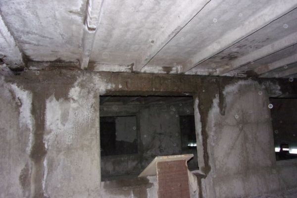 Многочисленные протечки в подвале обследуемого здания