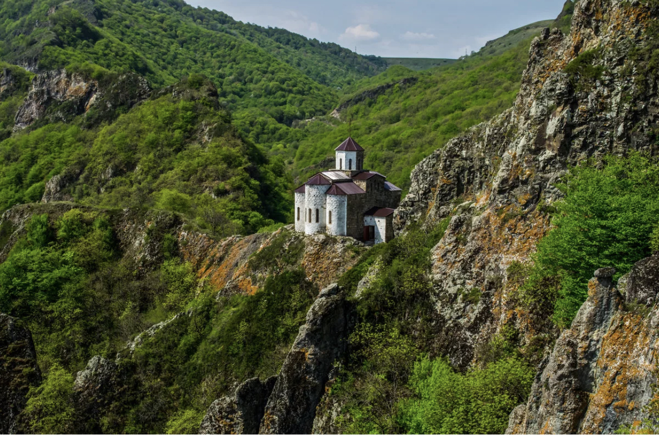 Монастырь в горах. Шоанинский храм Карачаево-Черкесия. Шоанинский храм КЧР. Гора ШОАНА И Шоанинский храм. Сентинский и Шоанинский храмы.