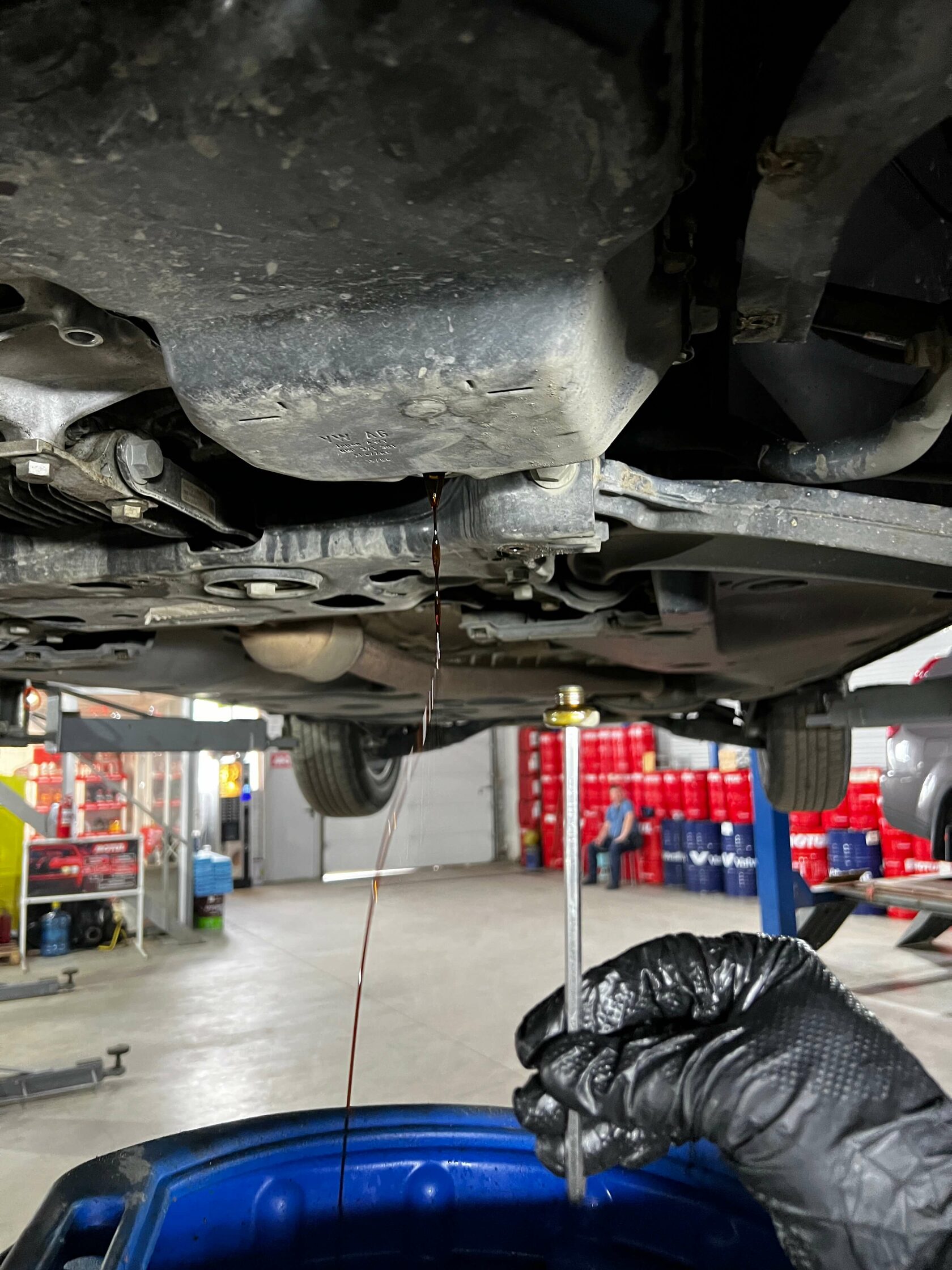 Слив старого масла через пробку