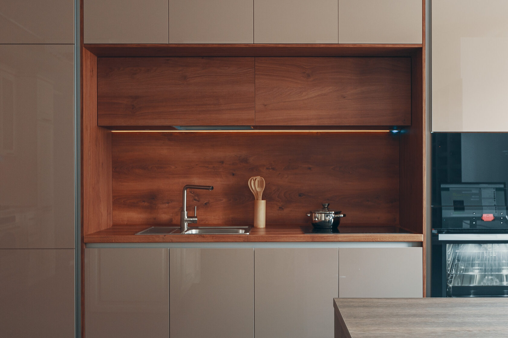 Кухня на заказ в современном стиле с глянцевыми фасадами, деревянной столешницей и фартуком