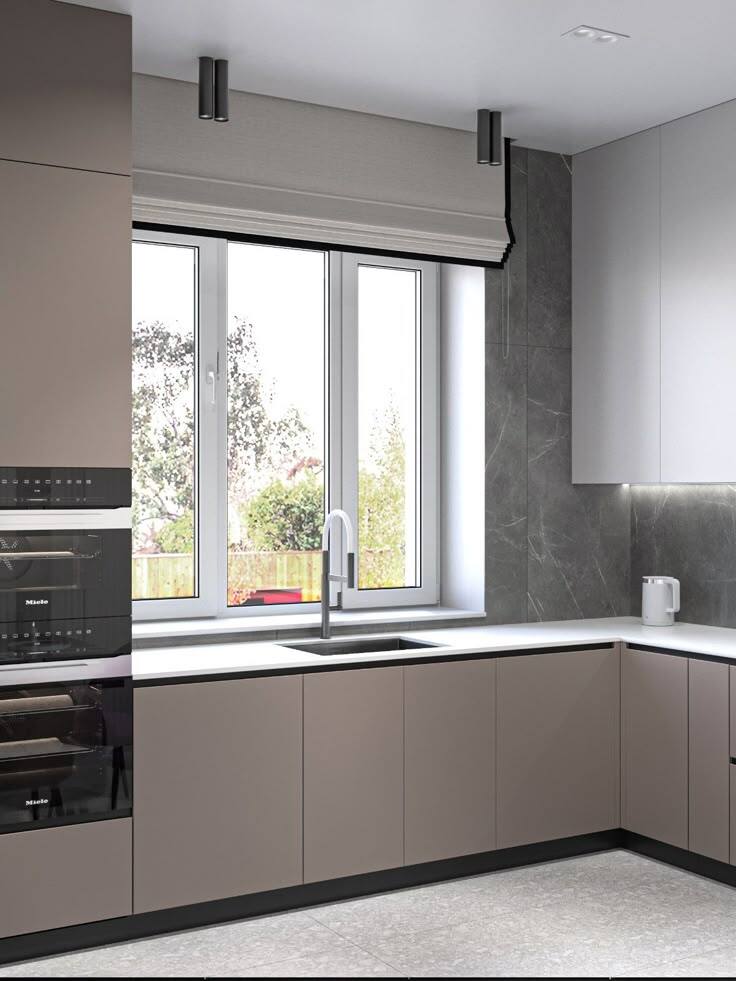 Кухня с мойкой у окна