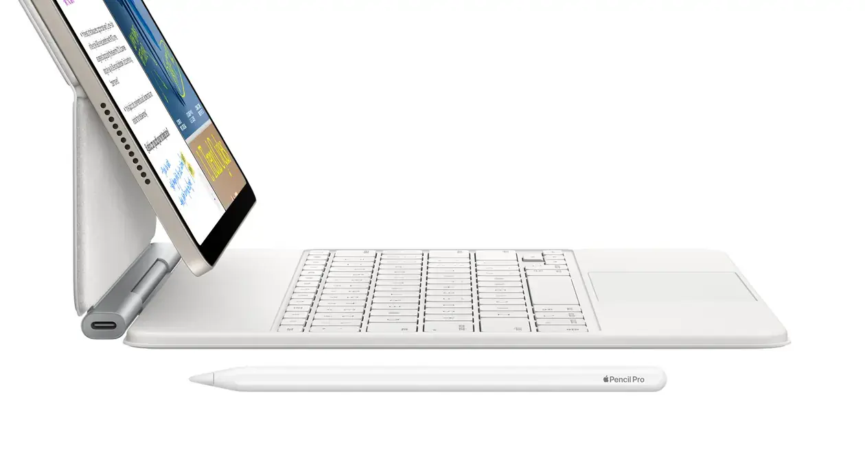 Экосистема Apple: iPad Air с подключенной клавиатурой Magic Keyboard и стилусом Apple Pencil