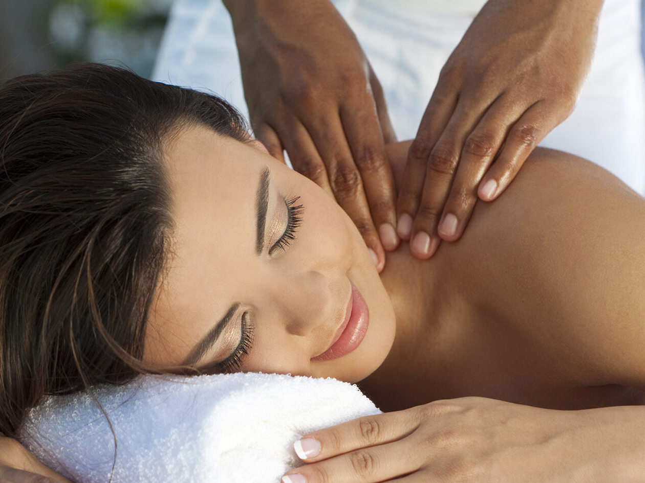 фото нанесения макияжа на лицо девушки 