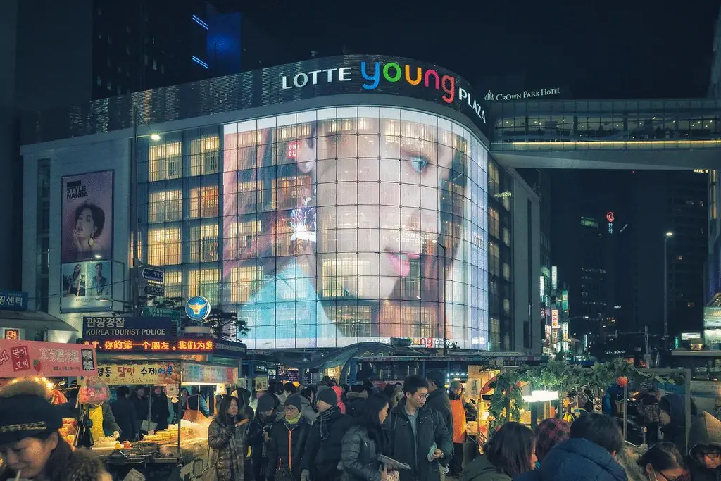 пример изогнутого гибкого дисплея в торговом центре