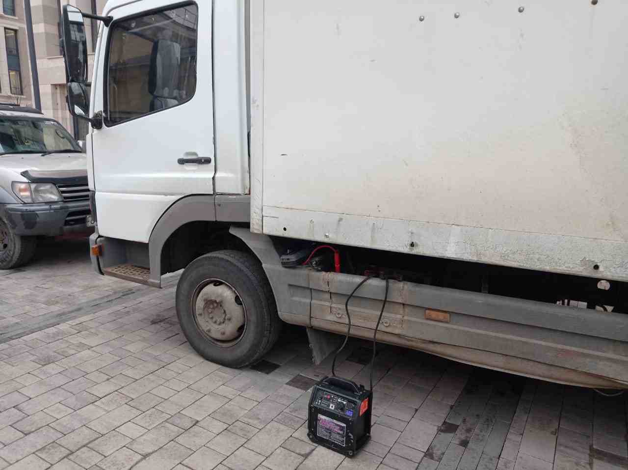 Запустили двигатель, прикурили аккумулятор на грузовике Mercedes, на Днепропетровской улице во Фрунзенском районе Санкт-Петербурга