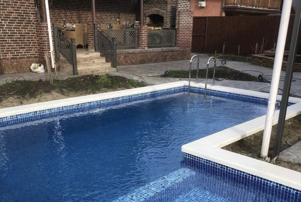 Бассейн с кристально чистой водой