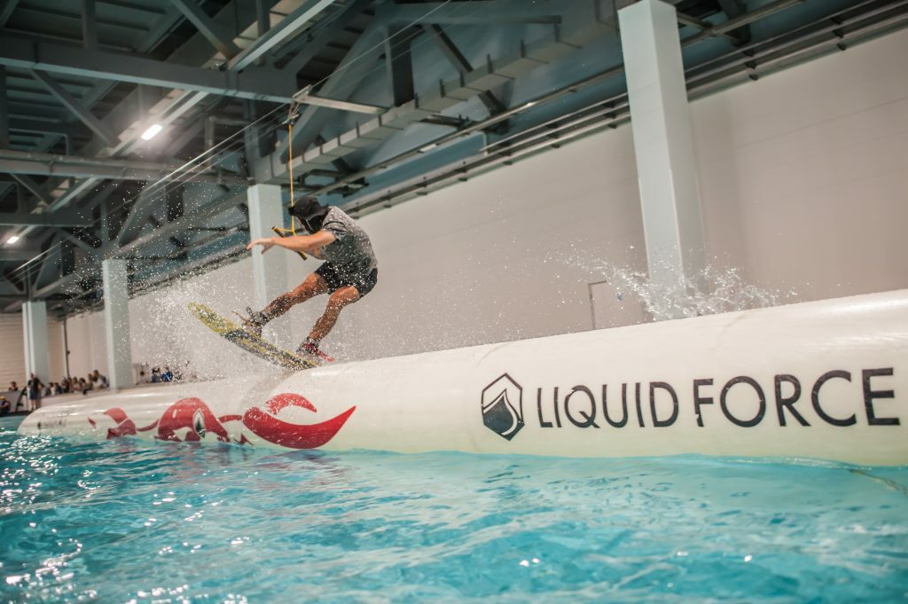 Вейкборд зимой в бассейне в Москве | Вейкбординг с вейк-клубом Каталка.ру