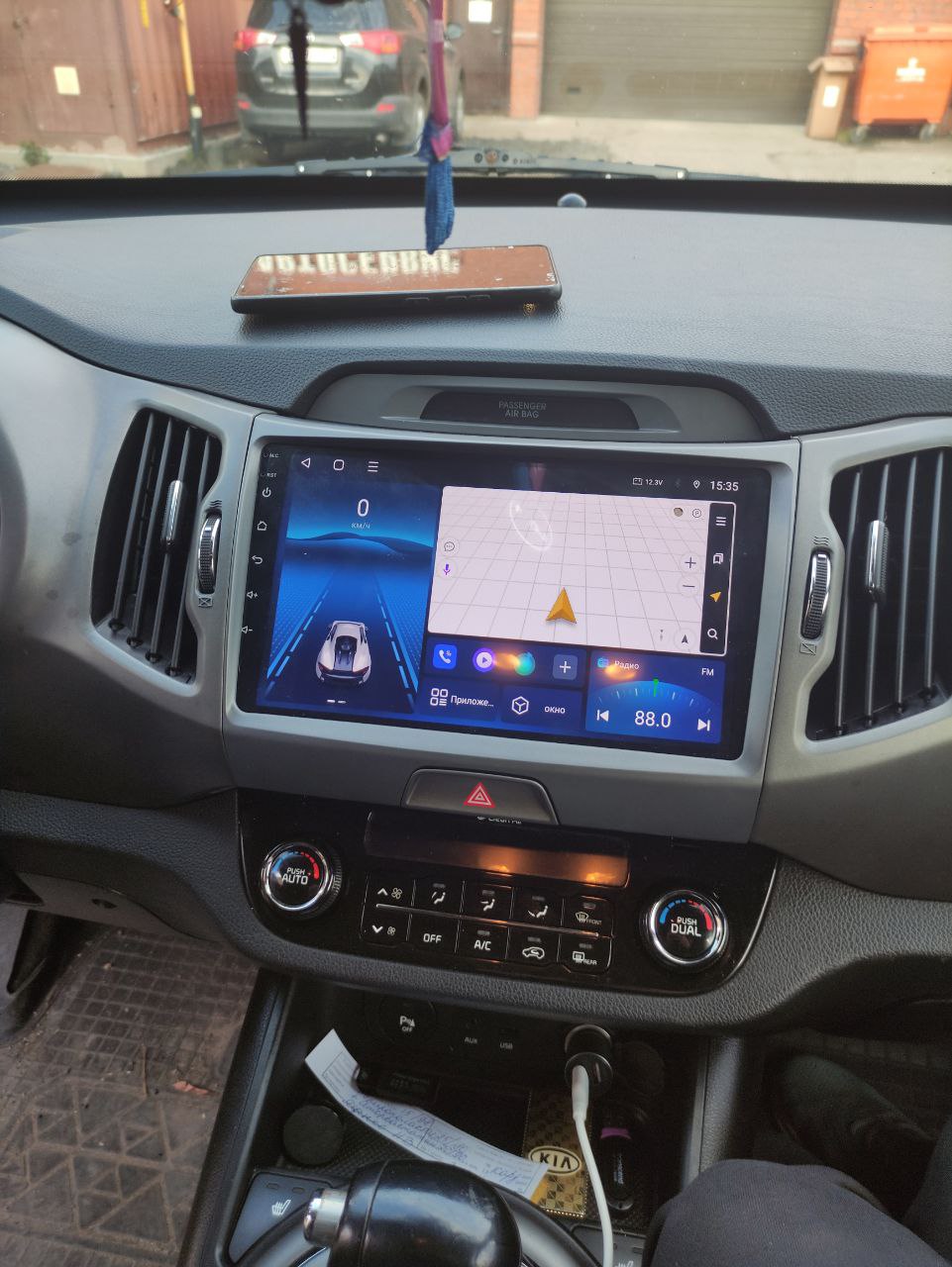 Аккуратно уложенные провода на задней части автомагнитолы
