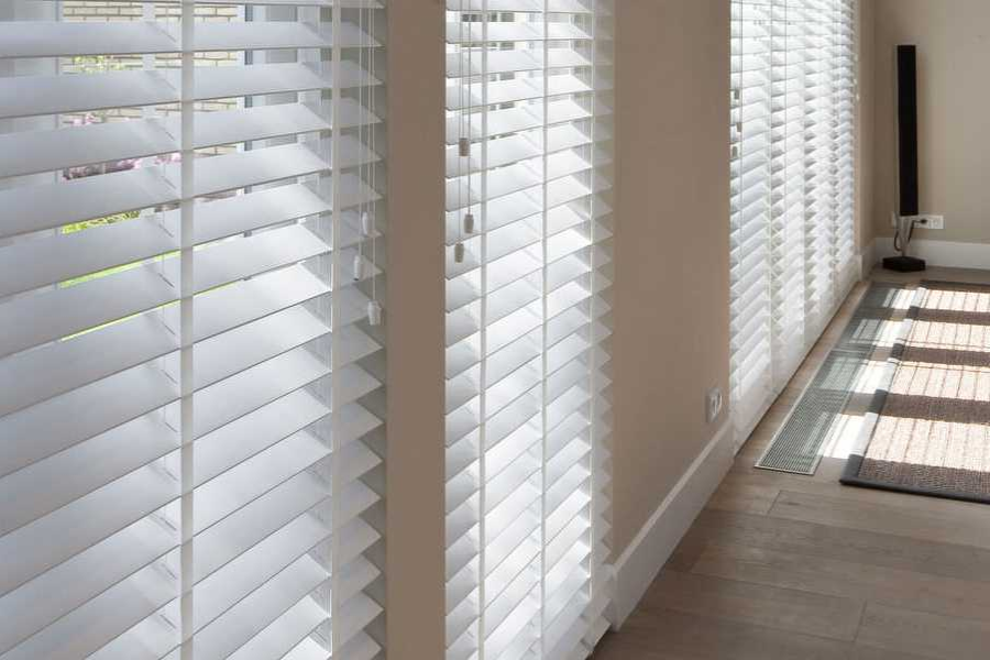 Горизонтальные пластиковые жалюзи