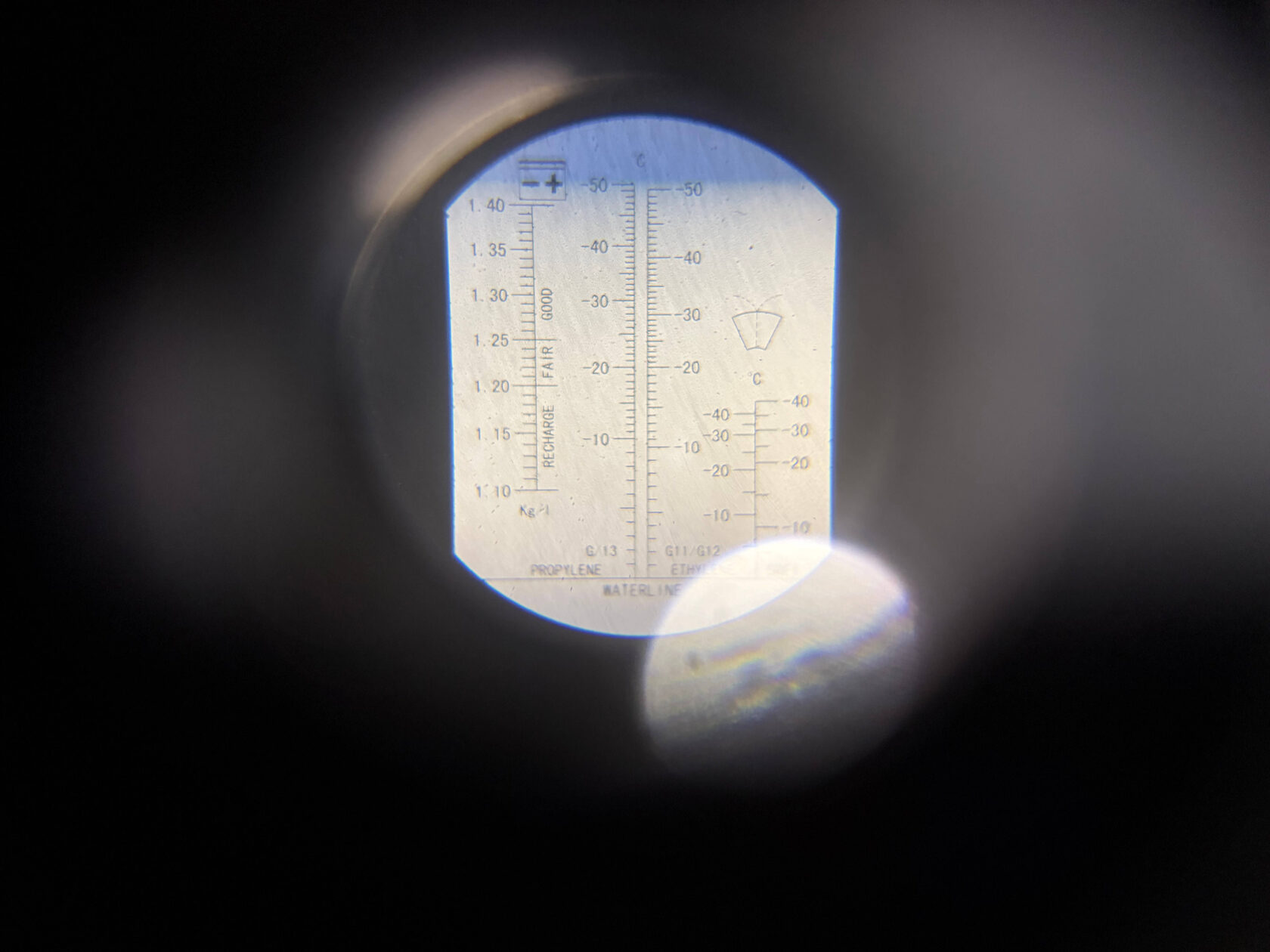 Перед началом работ проверяем рефрактометром состояние антифриза на Infiniti G25