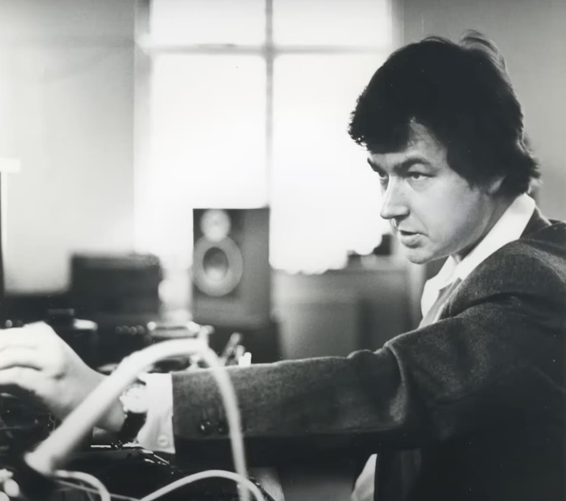 Бьорн Эрик Эдвардсен (1945-2018), многолетний инженер NAD, оказал огромное влияние на команды NAD, которые продолжают его дело: всегда докапываться до сути вопроса, чтобы обеспечить аутентичное воспроизведение музыки.