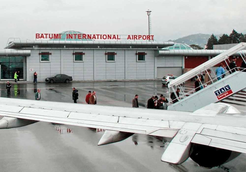 Аэропорт батуми вылет. Батумский аэропорт. Международный аэропорт Батуми. Аэропорт Грузии Батуми. Самолеты в аэропорту Батуми.