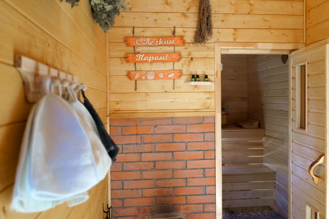 Дровяная баня и горячая купель фурако зимой в Aframe Happy - идеальное спа для холодного сезона