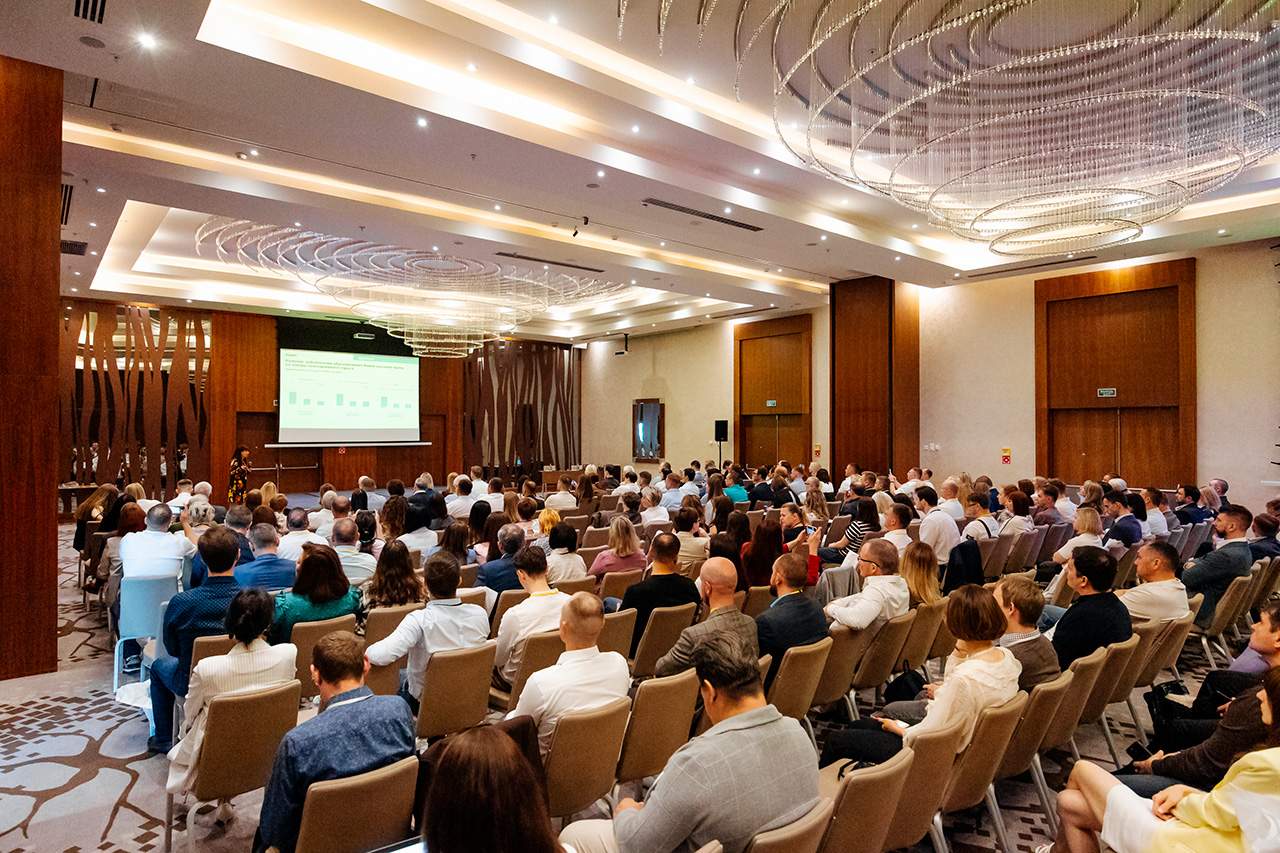 Участники конференции Силд Эйр 2025 слушают выступление о технологиях упаковки на сцене в конференц-зале.