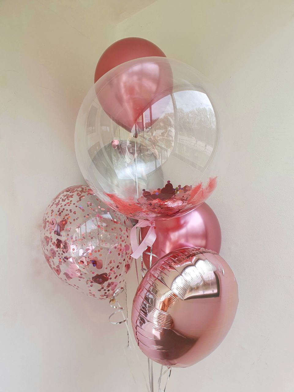 Видео в шарике ватсап. Кролики лопают воздушные шарики. Фон видеозвонок ватсап. Воздушные шары. Новогодний шар.