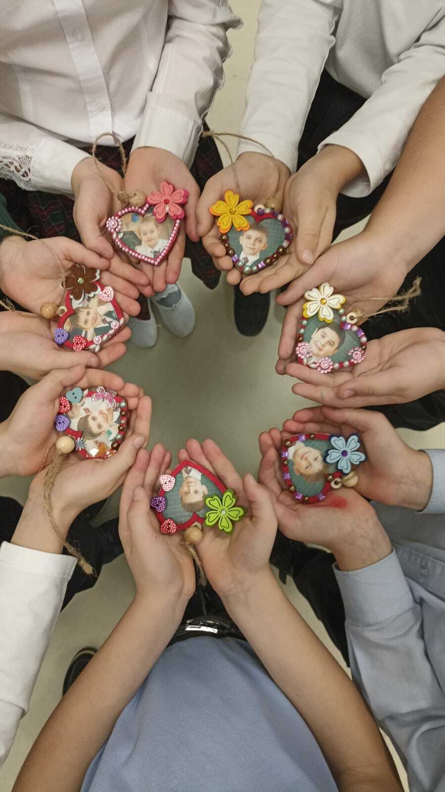 Ребята 2 "А" и " Б" ко Дню матери приготовили для дорогих мам подарки ...