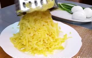 Приготовление салата с ананасом и ветчиной слоями: шаг 5