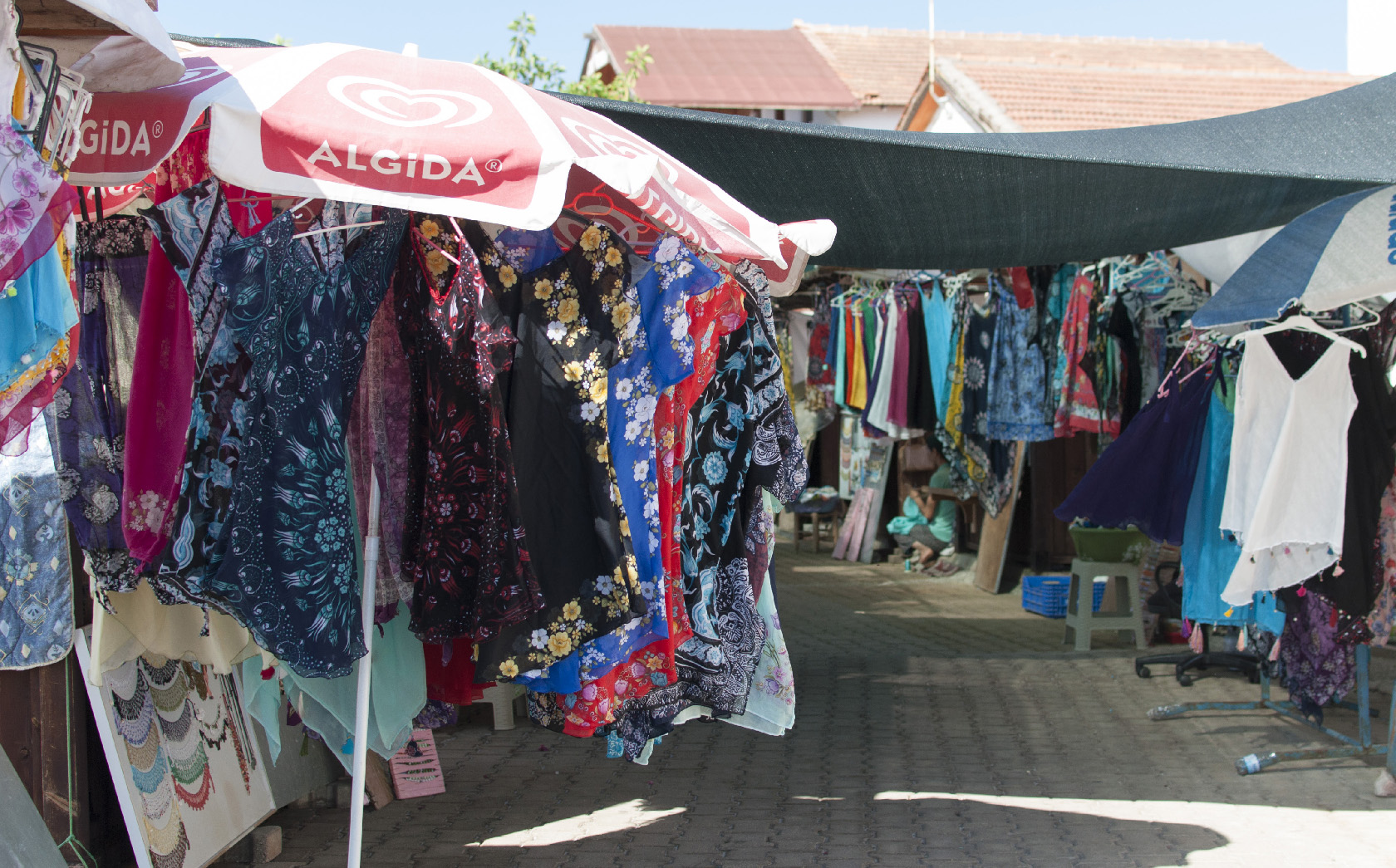 Базар манавгат турция. Турецкие базары одежды. Рынок стамбула вещевой лалели. Турецкие базары одежды. Рынок одежды в турции.