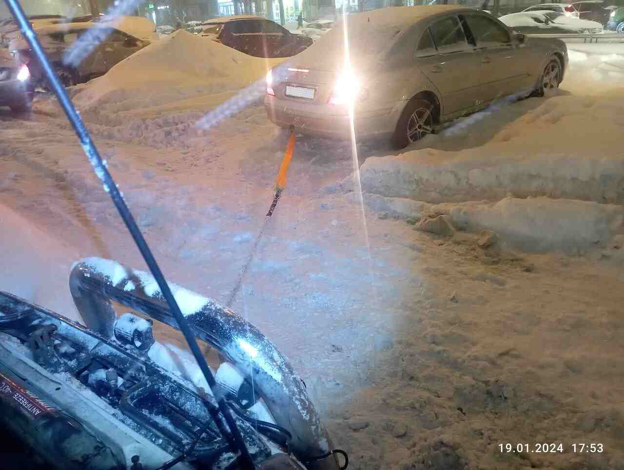 Внедорожная Эвакуация автомобиля Mercedes из снега, на проспекте Науки в Калининском районе Санкт-Петербурга
