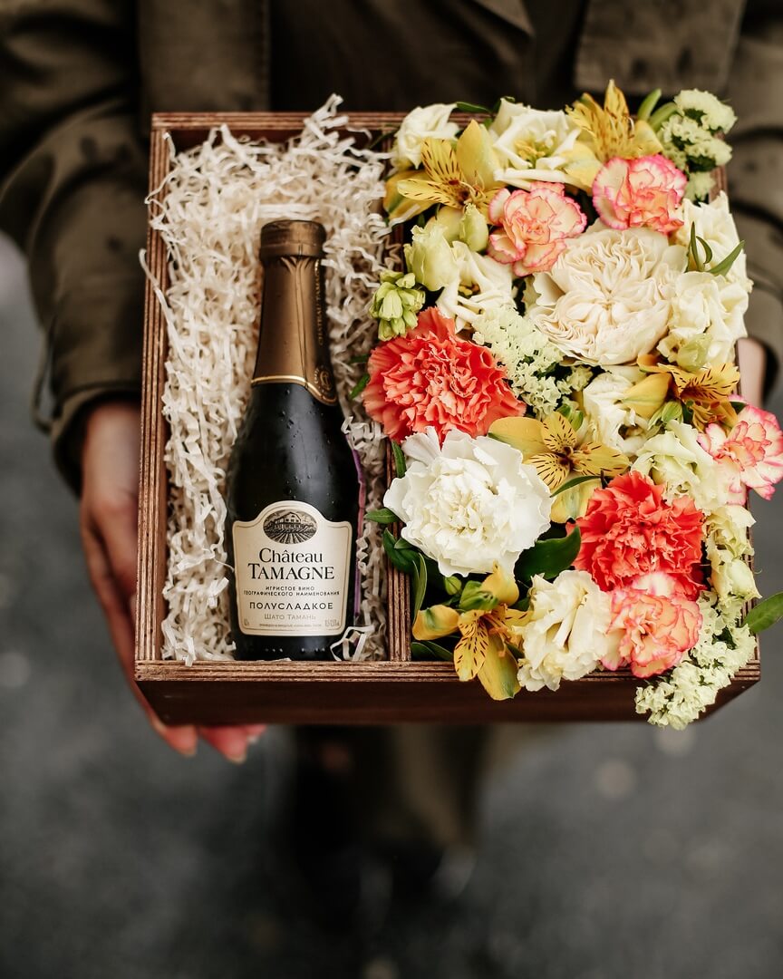 подарочные букеты для женщин. подарочная коробка с шампанским и конфетами. букет с шампанским и конфетами. коробка для шампанского. деревянные коробки для шампанского.