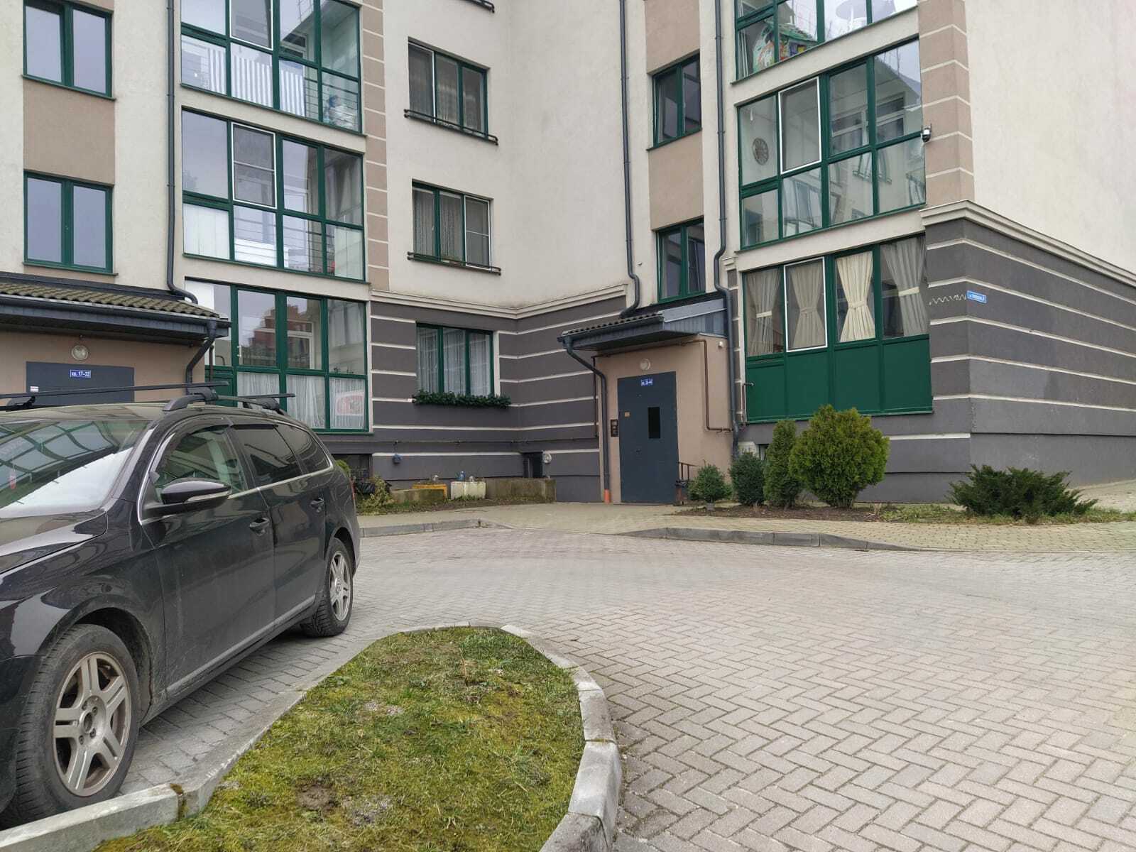 Подъезд дома с подвальным помещением