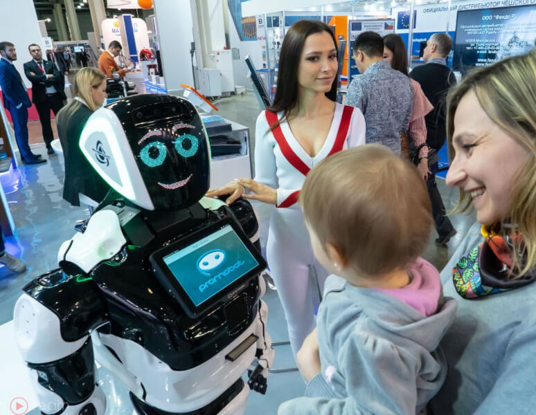Робот Promobot V4 объезжает гостей в плотном потоке выставки