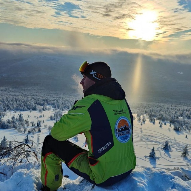 Александр Шубин на фоне горного пейзажа