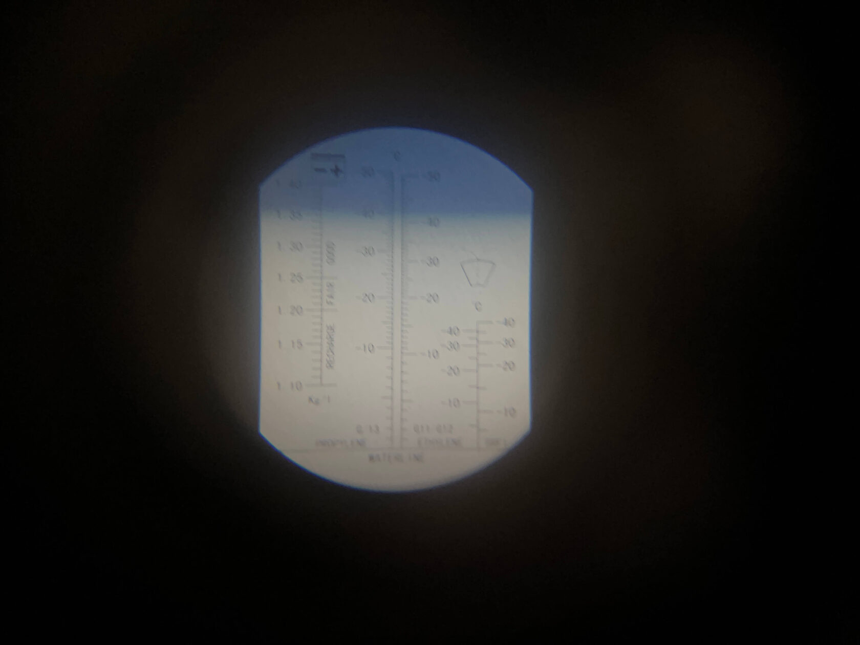 Перед началом работ проверяем рефрактометром состояние антифриза